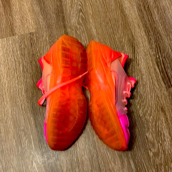 Guess Women’s Vibrant Red Sneakers Size 7.5 - Picture 5 of 14